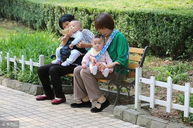 賣房錢婆婆都給大伯哥 卻讓我們給她養老 老公一開口 我和婆婆愣了