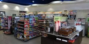 6個國中生拿著棒球棍「恐嚇超商店員」,店員一臉淡定得說:「我已經撂人來了」!看到來人後大家讚嘆不已!