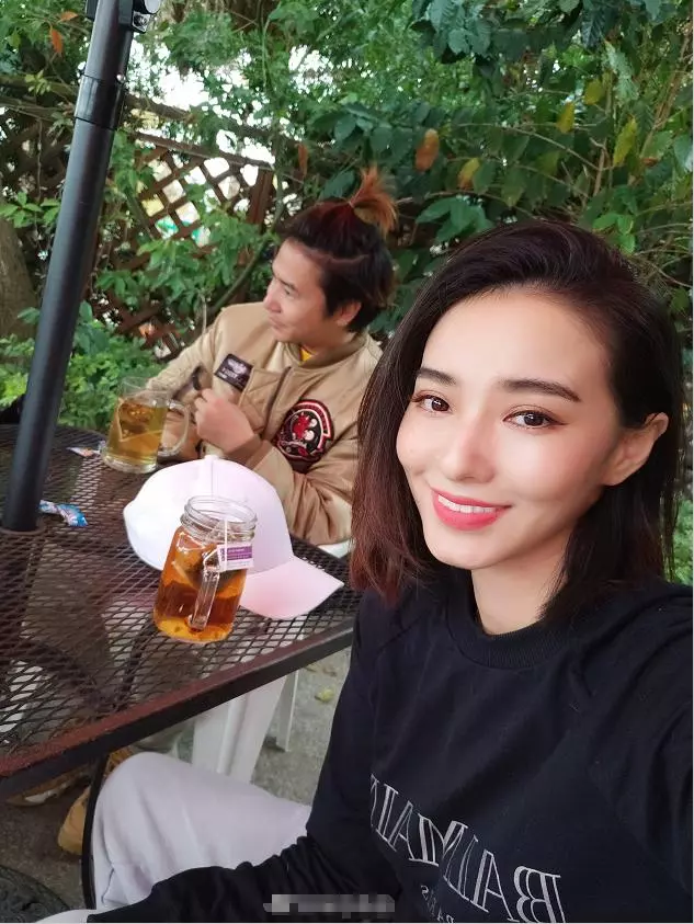歐弟老婆曬一家出行照,結婚五年相濡以沫,大女兒jojo萌化全場!