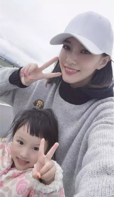 歐弟老婆曬一家出行照,結婚五年相濡以沫,大女兒jojo萌化全場!