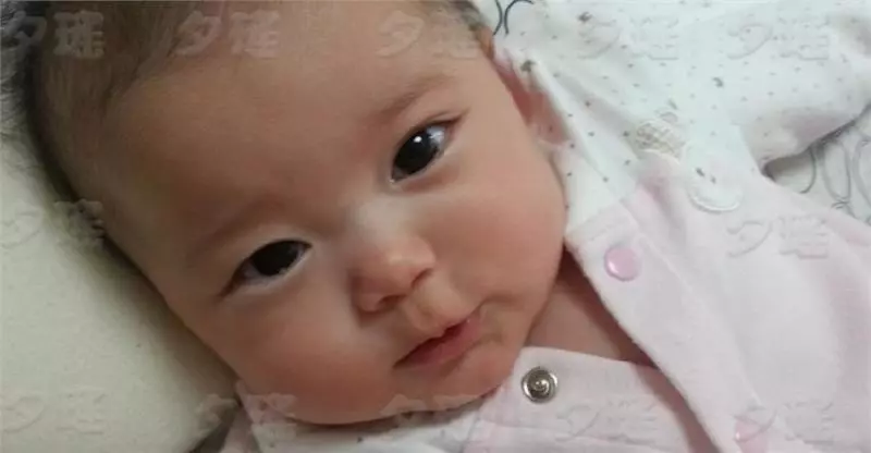 姓「位」的爸爸給女兒取名字,怎麼取都難聽,孩子爺爺一開口絕了!大家都讚好