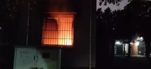 情人節男友只顧打電游 野蠻女火燒屋 拉他路中一起死