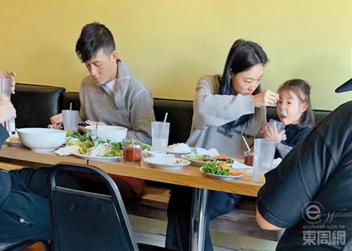 【絕世好爸是假象?】陳冠希一家三口出去吃飯, Edison竟然都在做這件事, 完全不理女友和女兒!