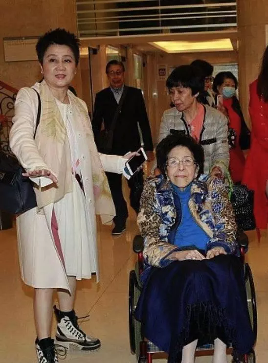 何鴻燊家族最年長成員何婉鴻99歲依舊硬朗,與汪明荃合照格外搶鏡!