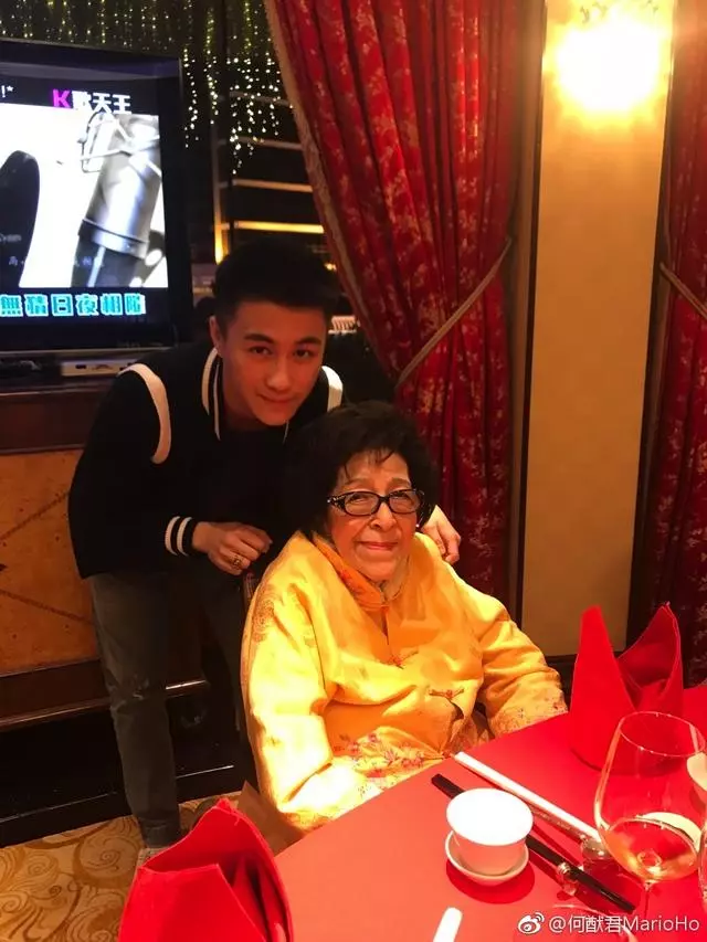 何鴻燊家族最年長成員何婉鴻99歲依舊硬朗,與汪明荃合照格外搶鏡!