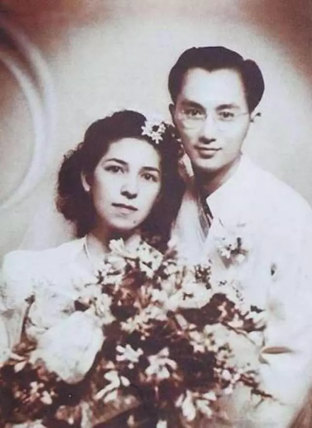 何鴻燊家族最年長成員何婉鴻99歲依舊硬朗,與汪明荃合照格外搶鏡!