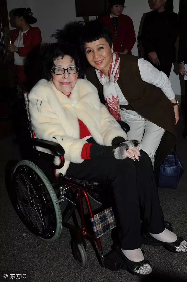何鴻燊家族最年長成員何婉鴻99歲依舊硬朗,與汪明荃合照格外搶鏡!