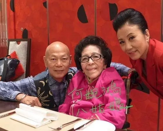 何鴻燊家族最年長成員何婉鴻99歲依舊硬朗,與汪明荃合照格外搶鏡!