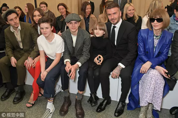 【比哥哥還要引人注目!!】Beckham 7歲女兒剪超Fashion短髮, 比爸爸媽媽們還要搶鏡頭!