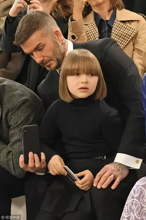 【比哥哥還要引人注目!!】Beckham 7歲女兒剪超Fashion短髮, 比爸爸媽媽們還要搶鏡頭!
