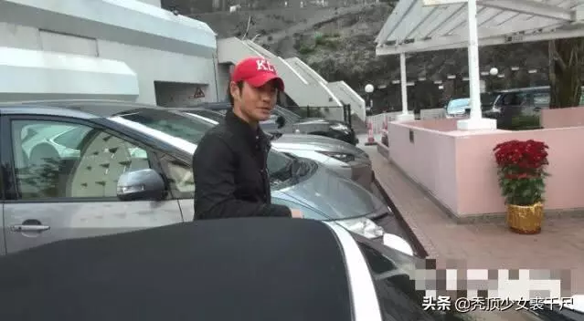 陳凱琳首曬鄭嘉穎抱兒子側面照,頭髮濃密鼻子高高,宣布寶寶出生:歡迎你來到這個世界!
