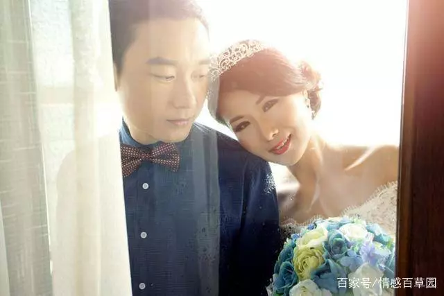 婚後老公要接小姑子一起住,半夜電話響,我留下一萬塊回娘家