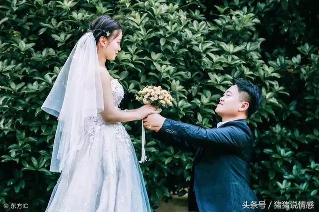 婚後老公要接小姑子一起住,半夜電話響,我留下一萬塊回娘家