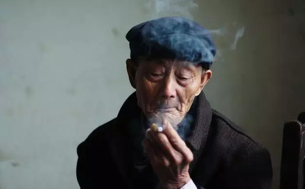 父親不喜女兒,去世前卻給她四十萬,喜愛兒子,只留給他一件大衣