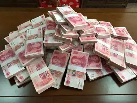 父親不喜女兒,去世前卻給她四十萬,喜愛兒子,只留給他一件大衣