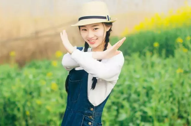 女兒遠嫁後只寄錢不回家,不放心去看望她,剛進她婆家我瞠目結舌