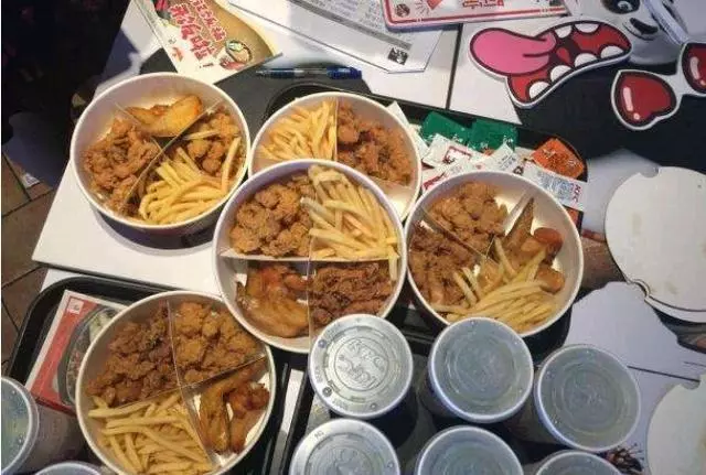 肯德基全家桶里為何要放一張白紙,很多人都被騙了,其實是障眼法