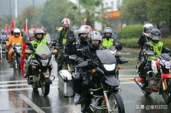 摩托車雨天騎行的注意事項,尤其是新手,這四點建議很重要!