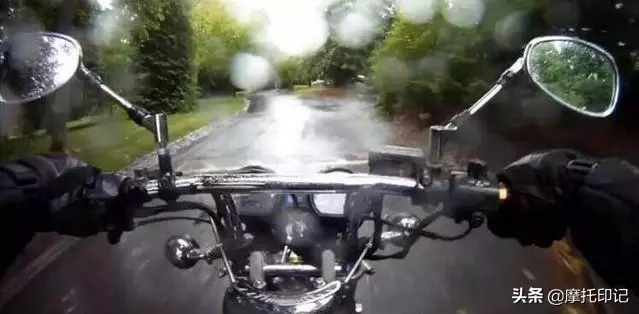 摩托車雨天騎行的注意事項,尤其是新手,這四點建議很重要!