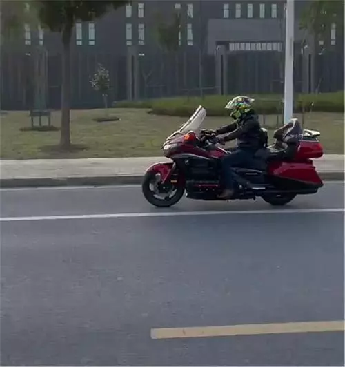 35萬金翼1800現街頭,看到車尾機車時,才知這車不夠吸睛!