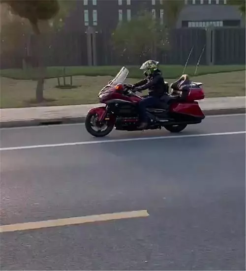 35萬金翼1800現街頭,看到車尾機車時,才知這車不夠吸睛!
