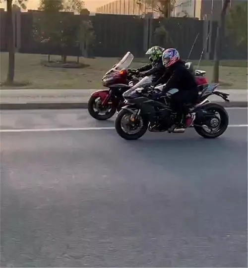 35萬金翼1800現街頭,看到車尾機車時,才知這車不夠吸睛!