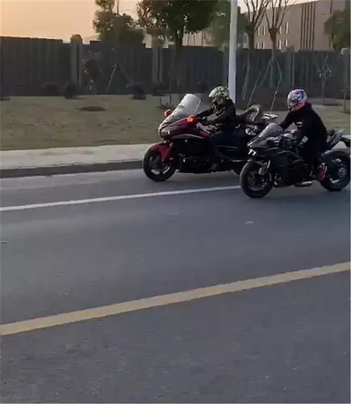 35萬金翼1800現街頭,看到車尾機車時,才知這車不夠吸睛!