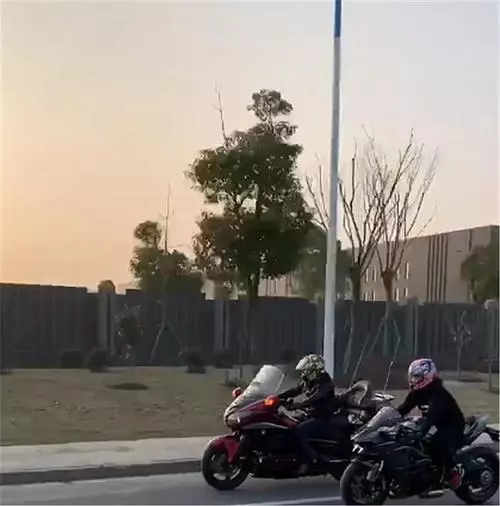 35萬金翼1800現街頭,看到車尾機車時,才知這車不夠吸睛!