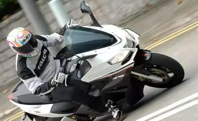 真正的踏板排量之王,839cc的排量V雙缸 Aprilia SRV 850