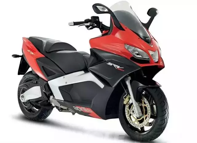 真正的踏板排量之王,839cc的排量V雙缸 Aprilia SRV 850