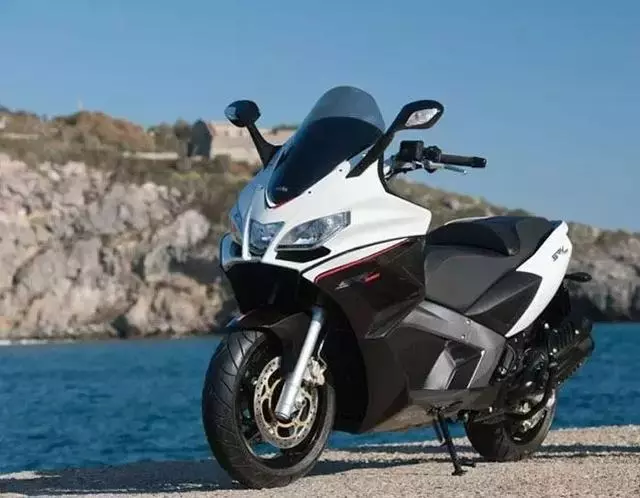 真正的踏板排量之王,839cc的排量V雙缸 Aprilia SRV 850