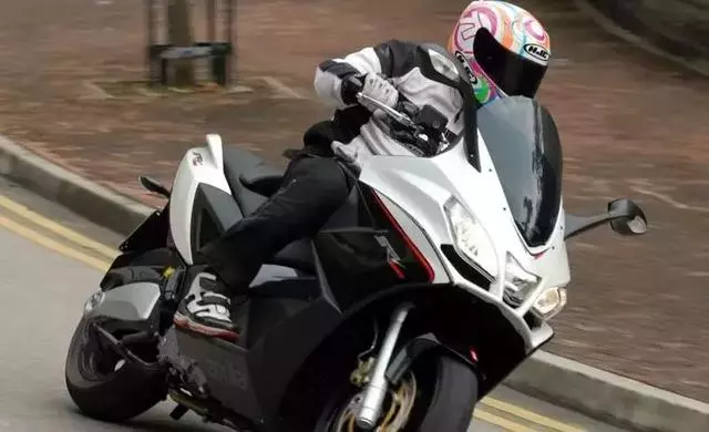 真正的踏板排量之王,839cc的排量V雙缸 Aprilia SRV 850