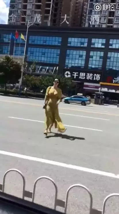 煞到!司機載女客人… 她笑著走過來「一步三顫」 網:暈了~
