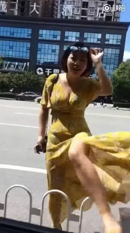 煞到!司機載女客人… 她笑著走過來「一步三顫」 網:暈了~