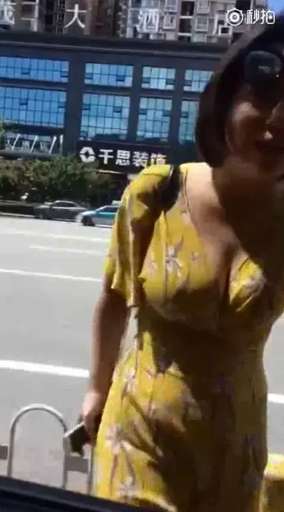 煞到!司機載女客人… 她笑著走過來「一步三顫」 網:暈了~