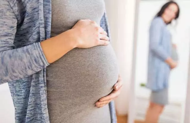 女兒坐月子我去看望,剛進門聞見糊味兒,瞥了眼女兒我氣得砸了家!