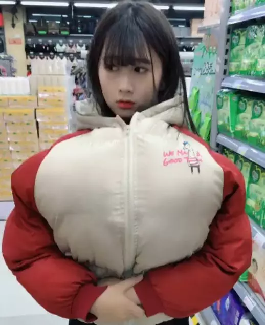 小美女早上去逛超市,在超市偷東西被保安發現,打開衣服後保安頓時臉紅了