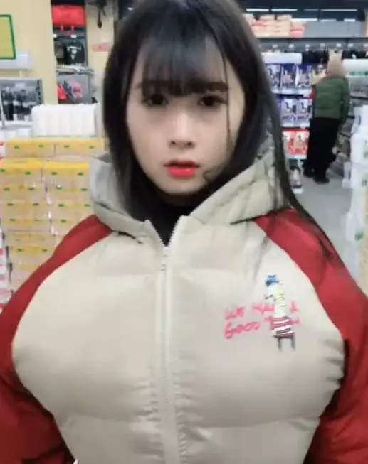 小美女早上去逛超市,在超市偷東西被保安發現,打開衣服後保安頓時臉紅了