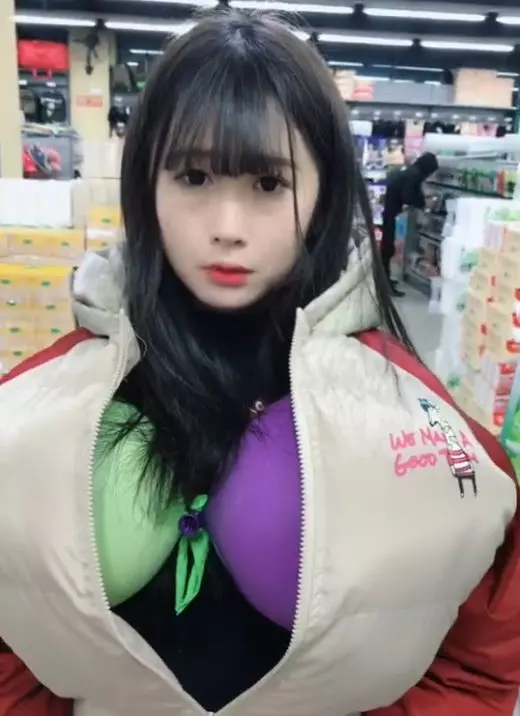 小美女早上去逛超市,在超市偷東西被保安發現,打開衣服後保安頓時臉紅了