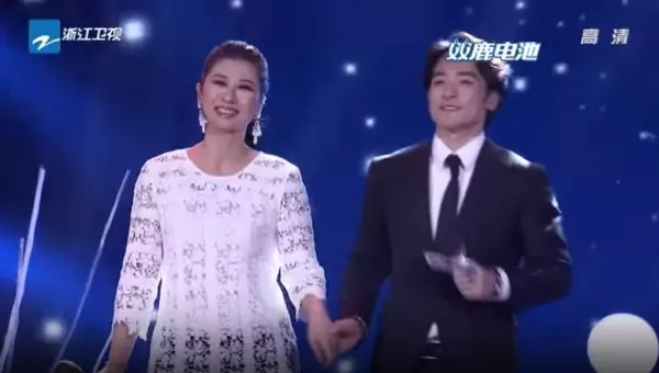葉蒨文驚喜現身和林子祥兒子演唱經典情歌《選擇》!當年定情曲如今卻唱出「22年繼母心境」!親情的延續讓人動容!
