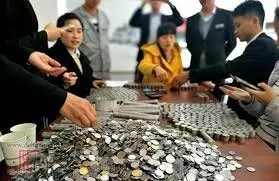 男子帶10萬硬幣去銀行,結果數完少20元,男子的話讓銀行慌了!