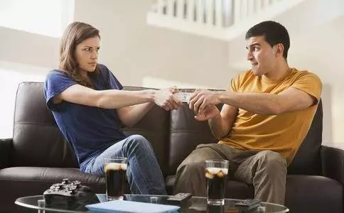 母親老年癡呆,總說老婆行李箱中藏了個人,男子懷疑打開查看,如遭雷擊