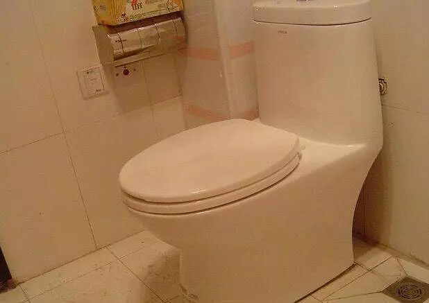 家婆煮螃蟹,兒媳一口氣吃掉9隻,半夜腹瀉,掀開馬桶蓋後臉色大變,急忙跑回屋報了警
