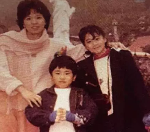 看了賈靜雯的媽媽,才知為何她那麼美!「祖孫三代」根本同一個模子印出
