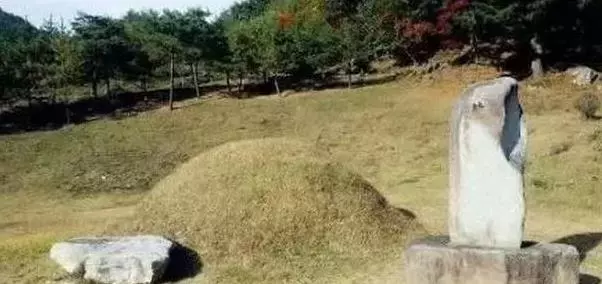 故事:妻子離開世4年,托夢丈夫沒錢花,丈夫來上墳,卻發現妻子在墳頭生孩子