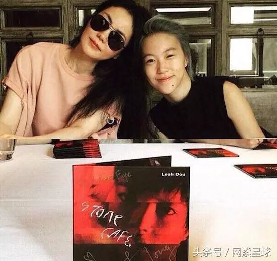 同樣是王菲的親生女兒,王菲卻爭奪大女兒竇靖童撫養權,卻不要小女兒李嫣!差別太大了!