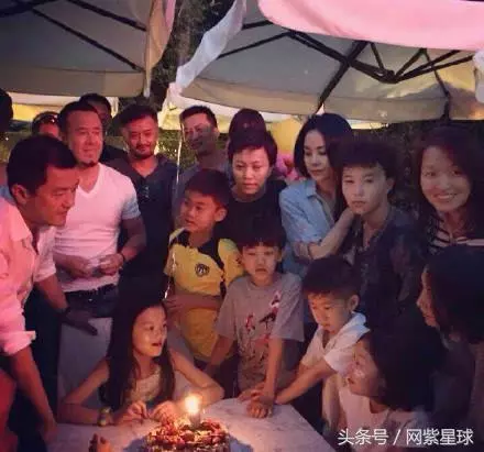 同樣是王菲的親生女兒,王菲卻爭奪大女兒竇靖童撫養權,卻不要小女兒李嫣!差別太大了!