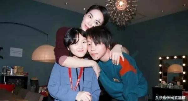 同樣是王菲的親生女兒,王菲卻爭奪大女兒竇靖童撫養權,卻不要小女兒李嫣!差別太大了!