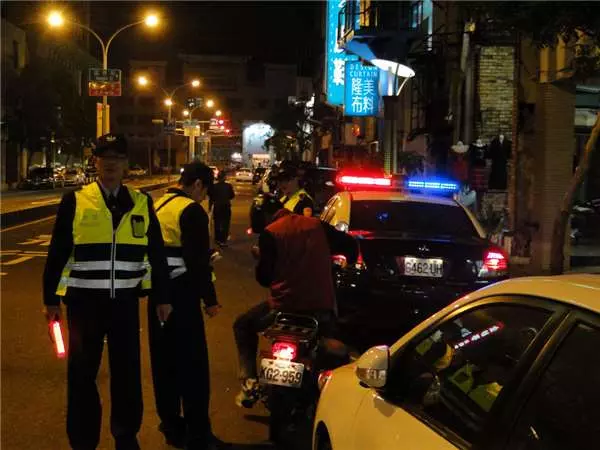 半路遭警察嚴肅問:「車上有孩子,你怎麼沒裝安全座椅?」 他疑惑反駁回:我沒孩子阿....
