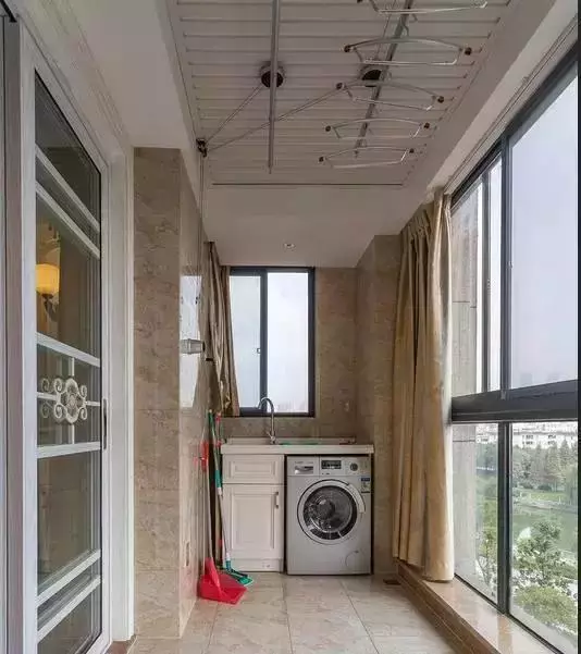 陽台只用來曬衣服太浪費拉!這樣裝,不僅解決了曬衣問題,還提升了「陽台的顏值」!老婆特滿意!